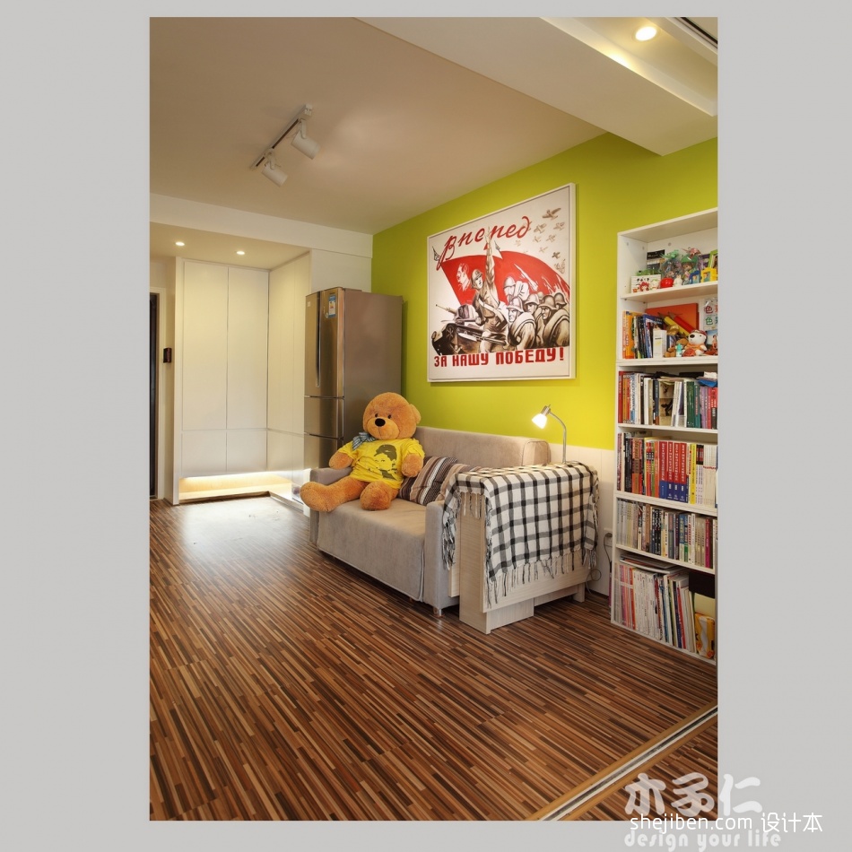 绿意生活现代小客厅淡黄色背景墙装修效果图 