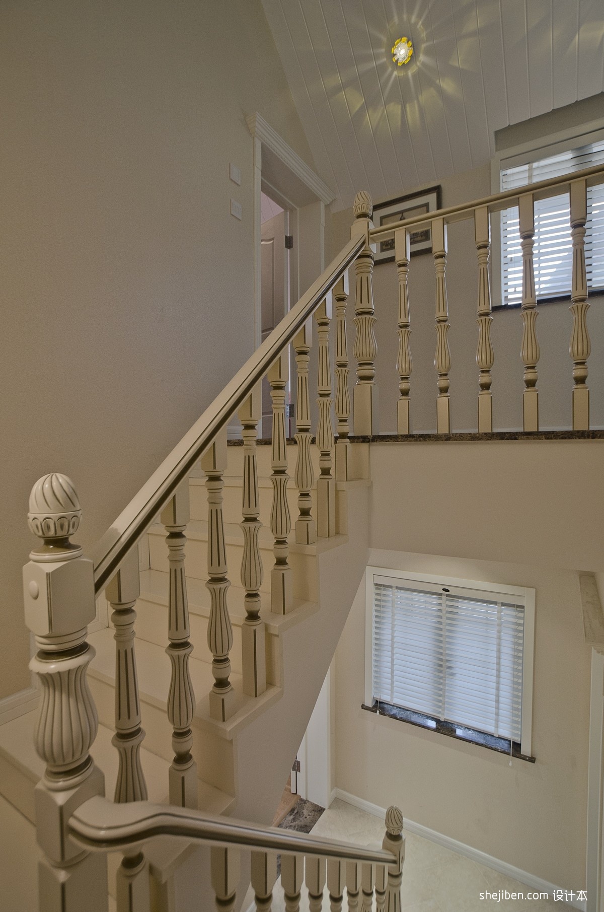 欧式风格别墅室内全木楼梯扶手装修效果图