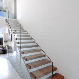 2017现代风格别墅时尚实木楼梯玻璃扶手装修效果图片