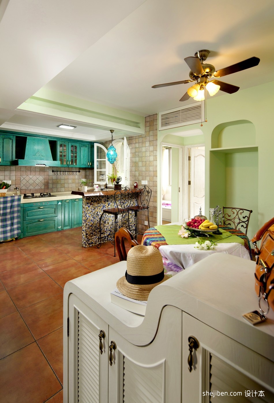 地中海风格开放式L型小面积家居厨房蓝色橱柜吧台客厅棕红色地砖装修效果图