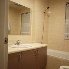 现代风格高档时尚样板房卫生间洗手盆镜子浴缸单色瓷砖装修效果图片