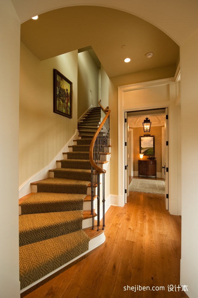 豪宅里的别样温馨美式楼梯地毯装修效果图