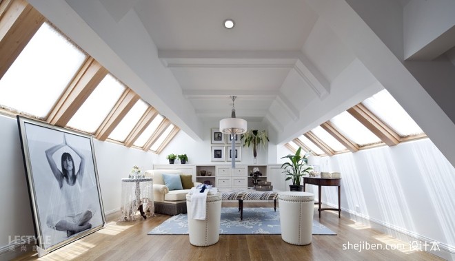 2013欧式风格别墅阁楼室内休闲区桌椅窗户木地板背景墙装修效果图片