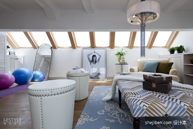 2013欧式风格别墅室内阁楼休闲区桌椅窗户木地板装修效果图片