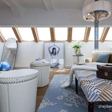 2013欧式风格别墅室内阁楼休闲区桌椅窗户木地板装修效果图片