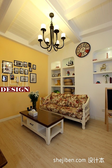 斜顶阁楼超小客厅相框黄色墙面漆壁柜设计图