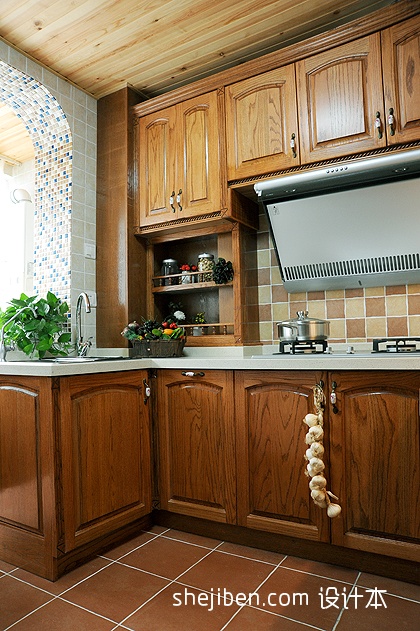 2013美式风格L型开放式6平米家居实木橱柜厨房集成吊顶装修效果图