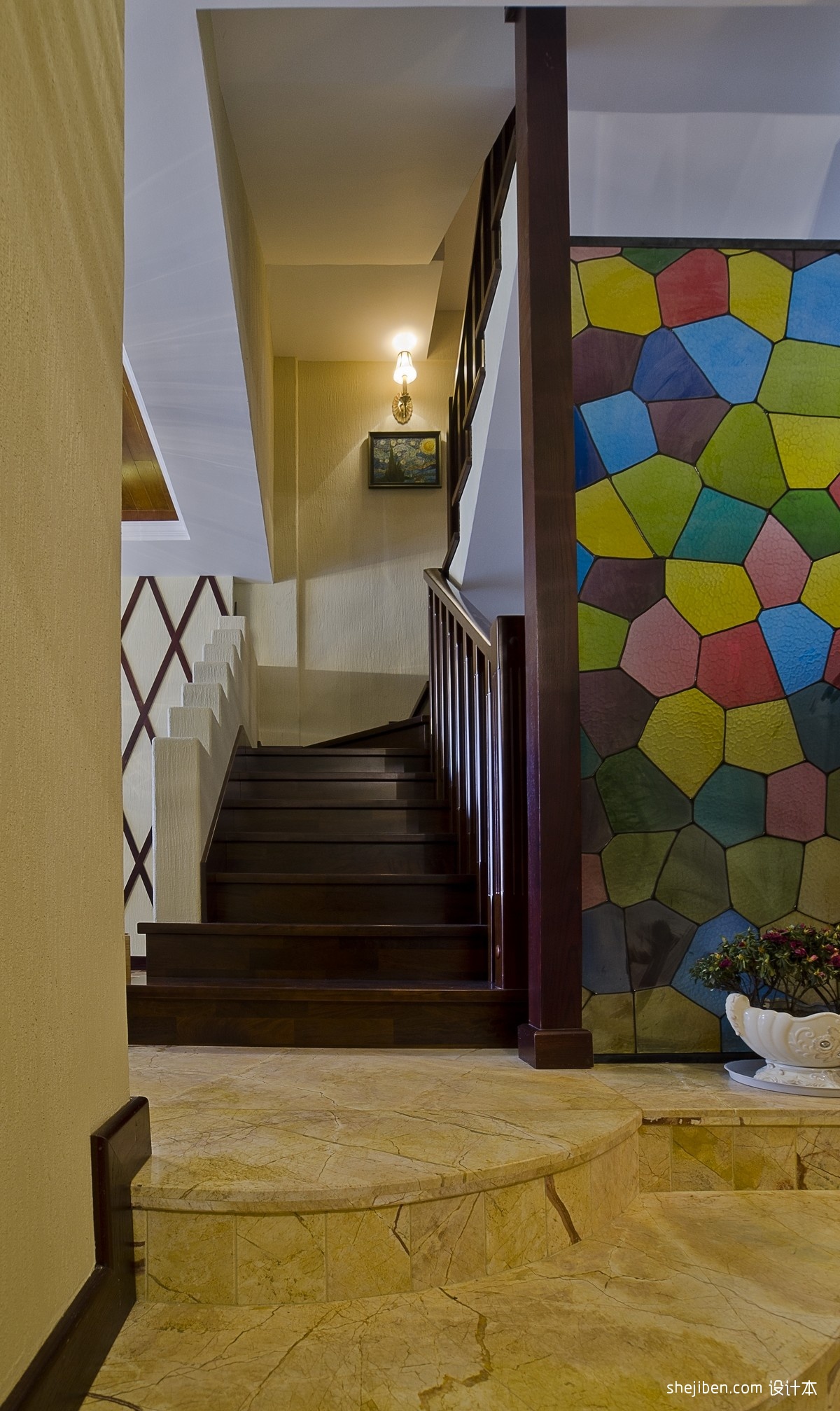 美式风格别墅室内实木楼梯扶手装修效果图