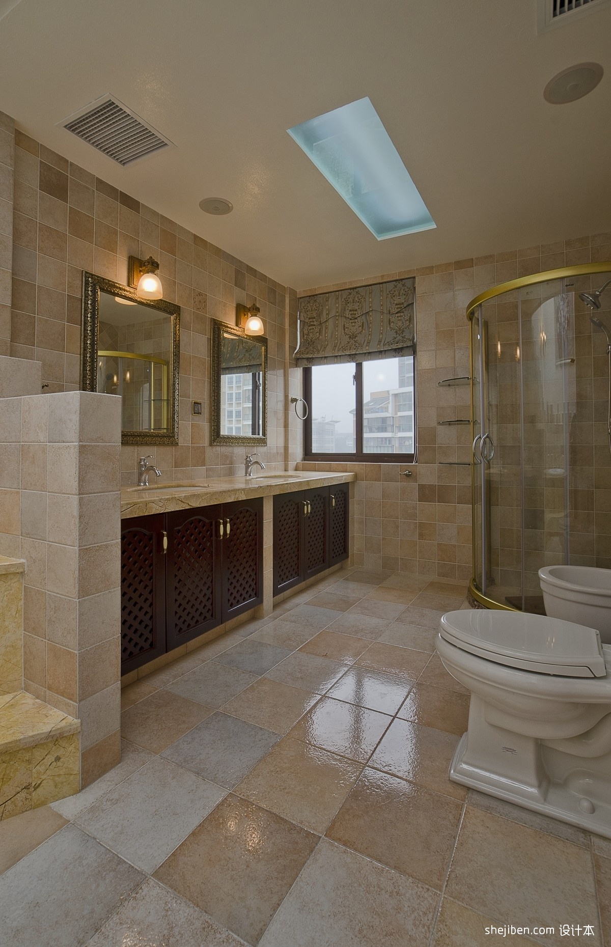 美式风格别墅豪华大卫生间吊顶淋浴房大理石瓷砖装修图片