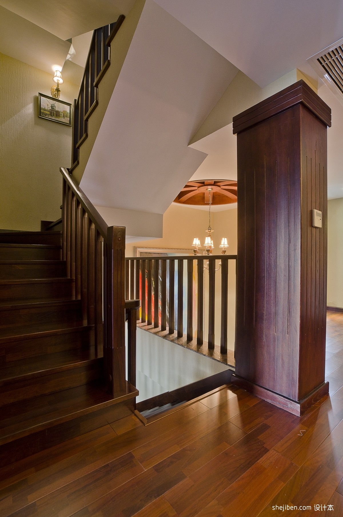 美式风格别墅室内全木楼梯间装修效果图