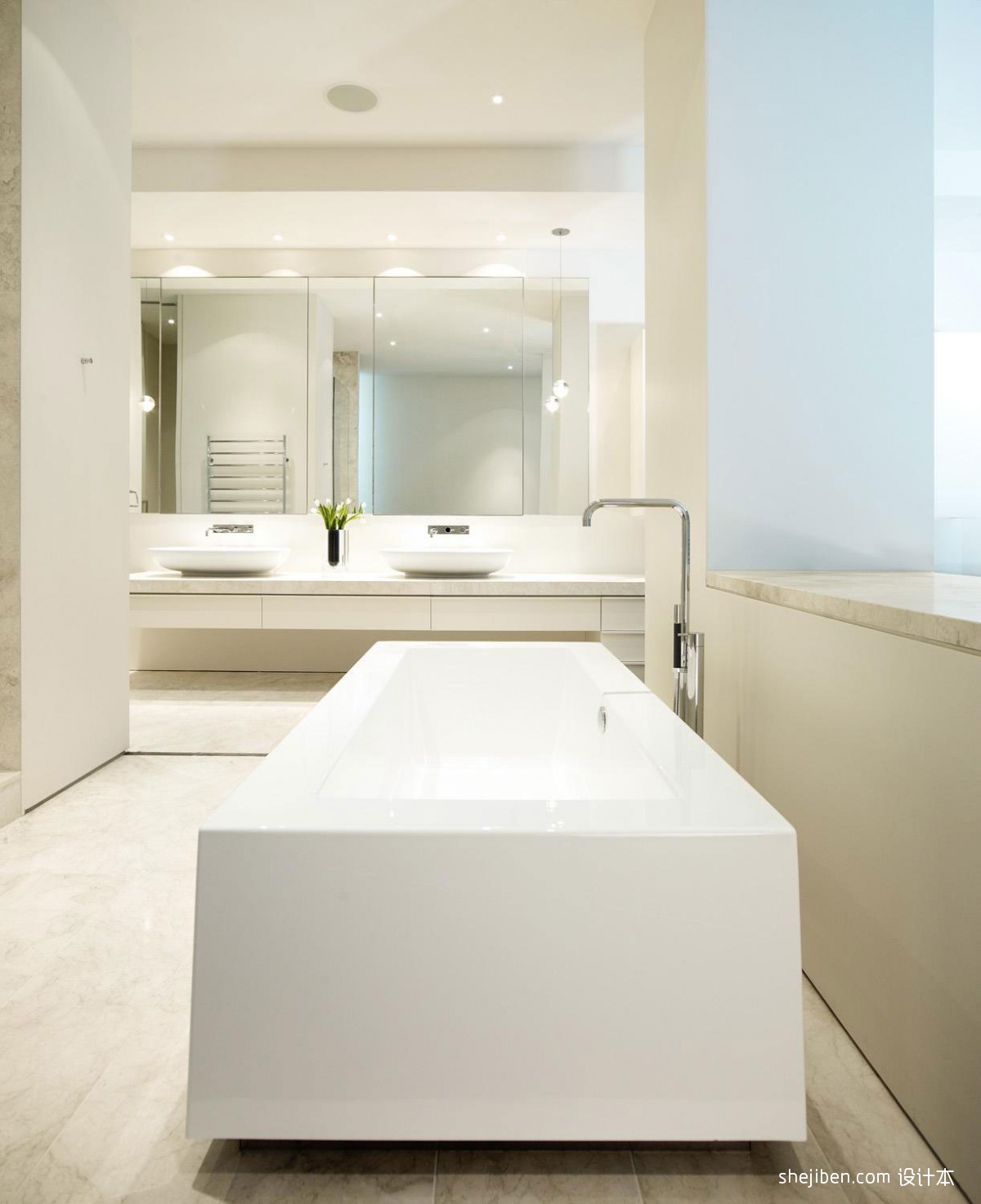 现代风格别墅豪宅大卫生间带浴缸洗手盆镜子装修效果图
