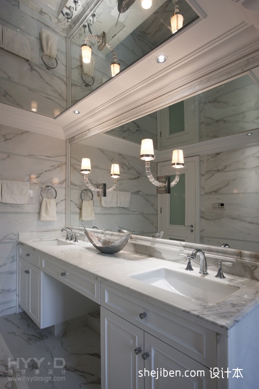 2013欧式风格复式新潮卫生间白色瓷砖镜前灯装修效果图欣赏