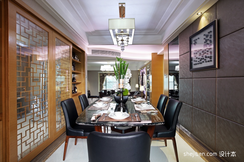 样板房现代风格镂空玻璃推拉门餐厅带隔板酒架设计