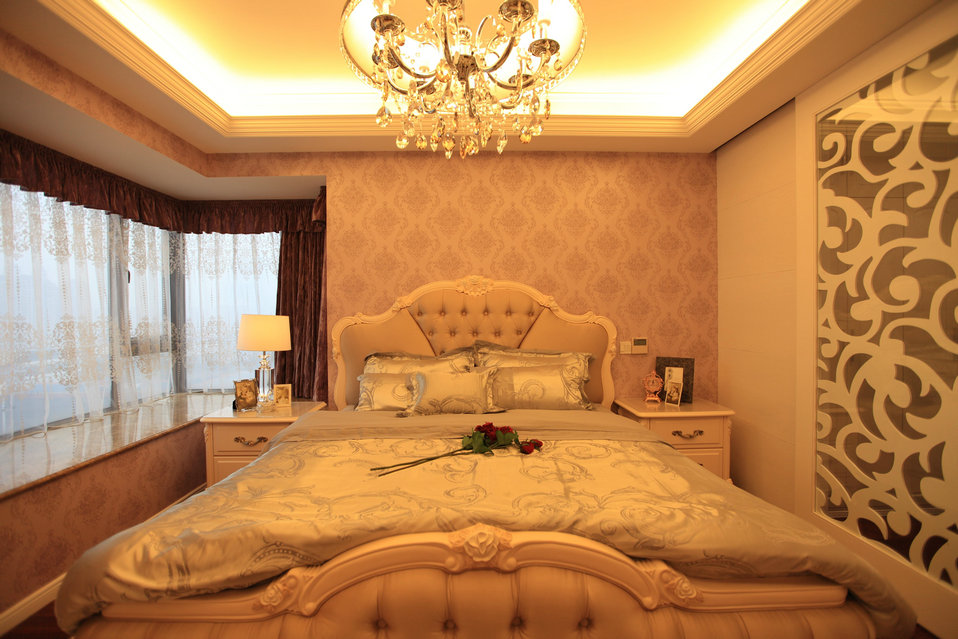 都市白领的浪漫欧式风格卧室背景墙装修效果图