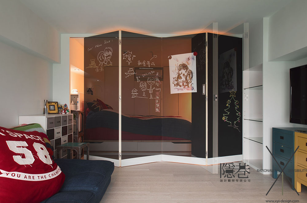 STUDIOHOME现代单身男孩卧室隔断屏风装修效果图