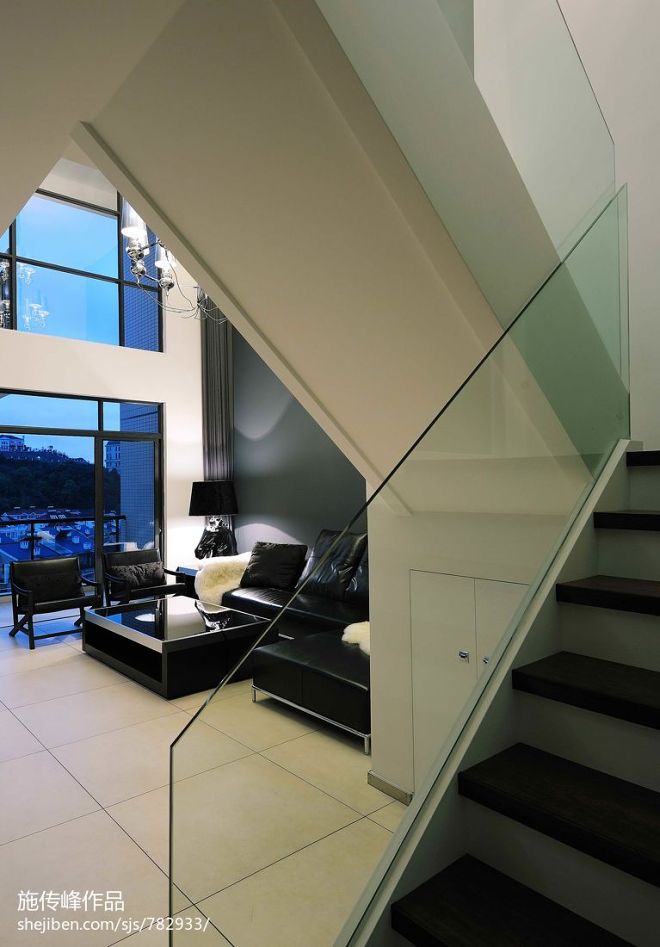 灰墙完美现代玻璃扶手楼梯装修效果图