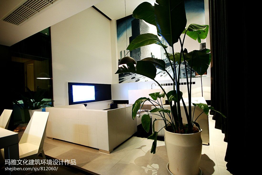 复式楼白色简装客厅电视背景墙与过道效果图