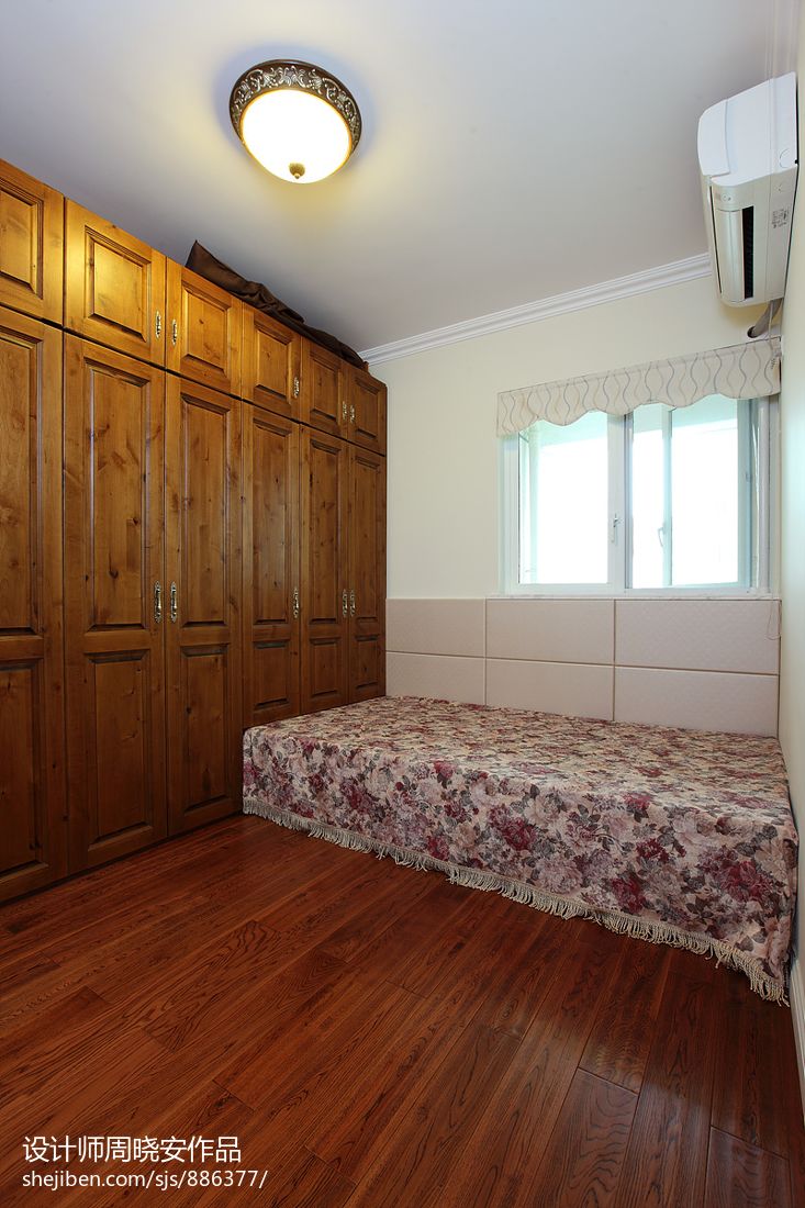 大湖城邦现代美式卧室木质衣柜装修效果图