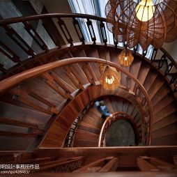 地中海风格度假酒店木质旋转楼梯装修效果图