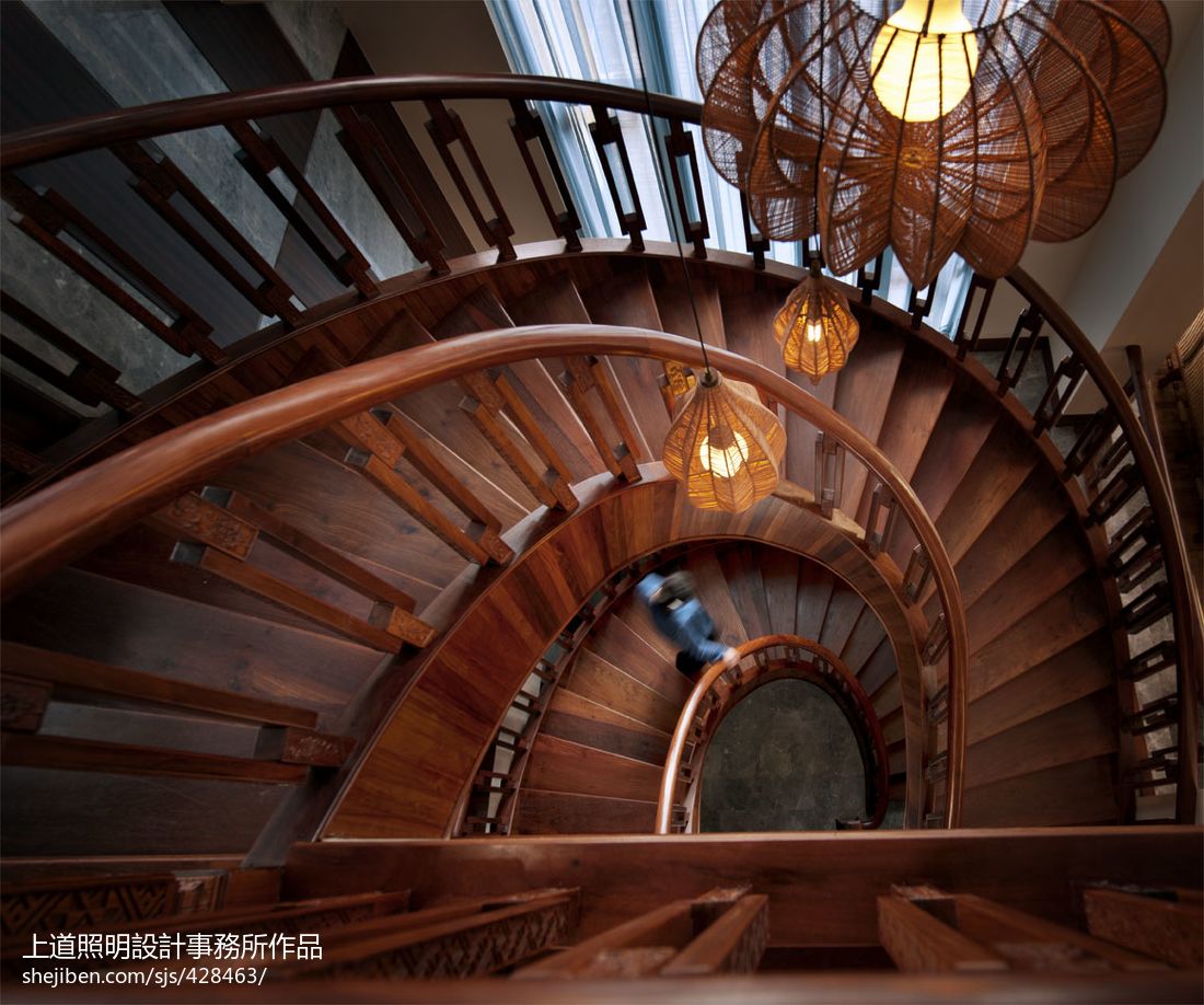 地中海风格度假酒店木质旋转楼梯装修效果图