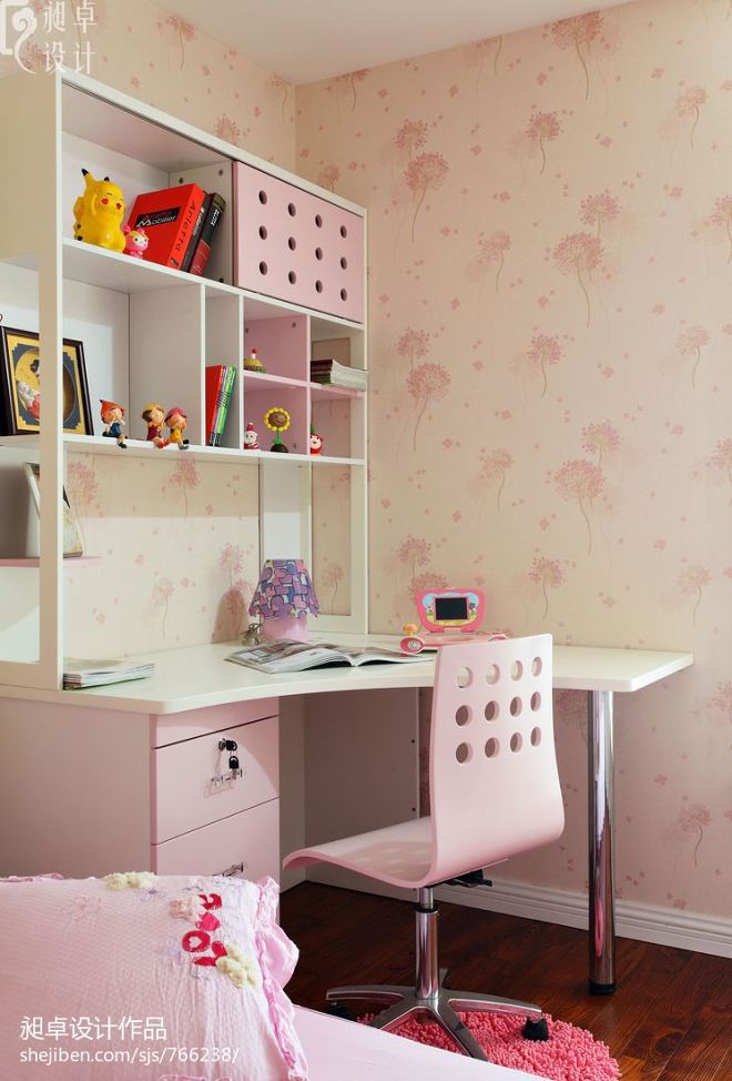 粉红色儿童电脑桌装修设计
