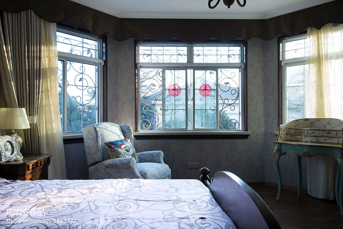 现代美式别墅卧室窗户装修图