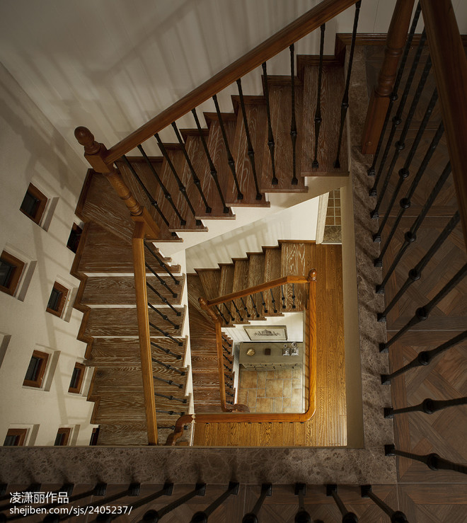 美式风格楼梯装修俯视图