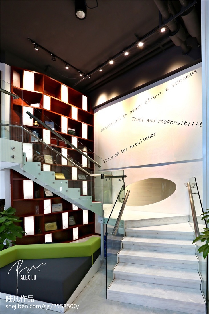 现代办公室楼梯玻璃栏杆装修效果图