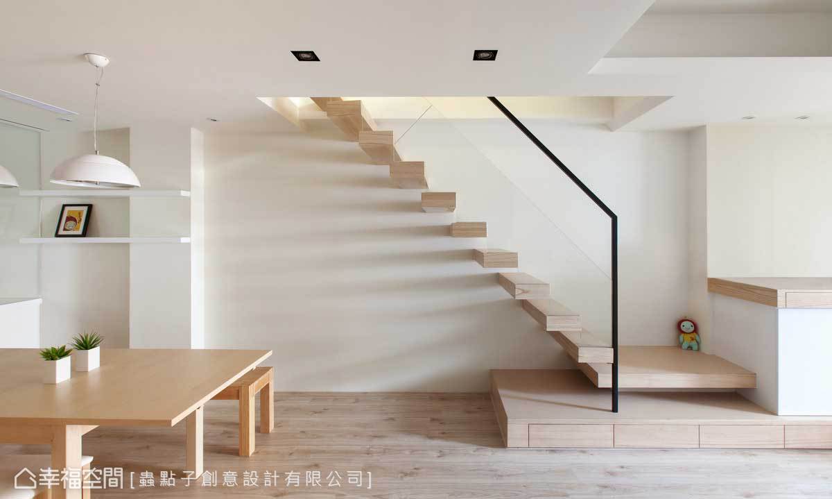 最新的客厅楼梯设计效果图
