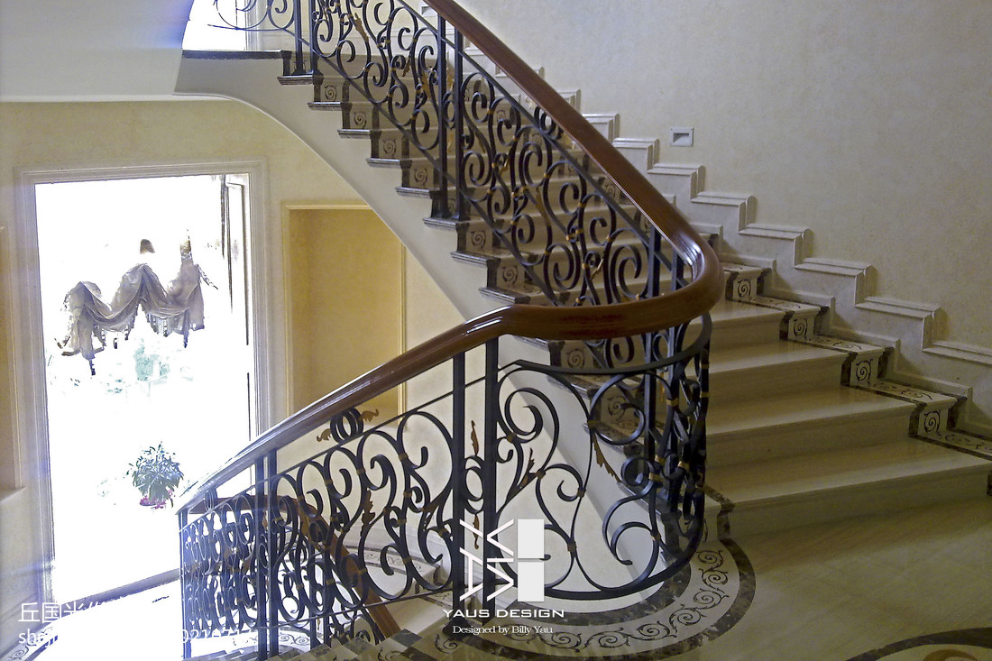 尊贵美式大别墅楼梯装修
