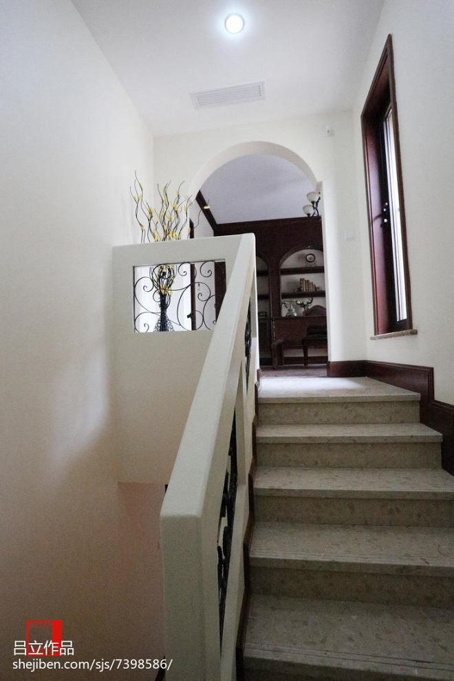 地中海风格白色楼梯设计