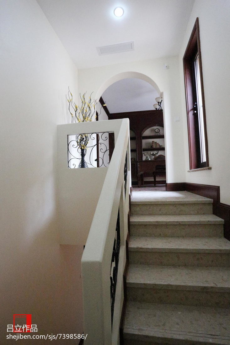 地中海风格白色楼梯设计