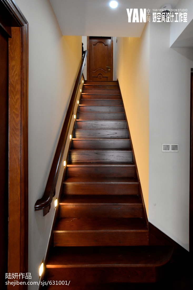 美式风格木质楼梯设计
