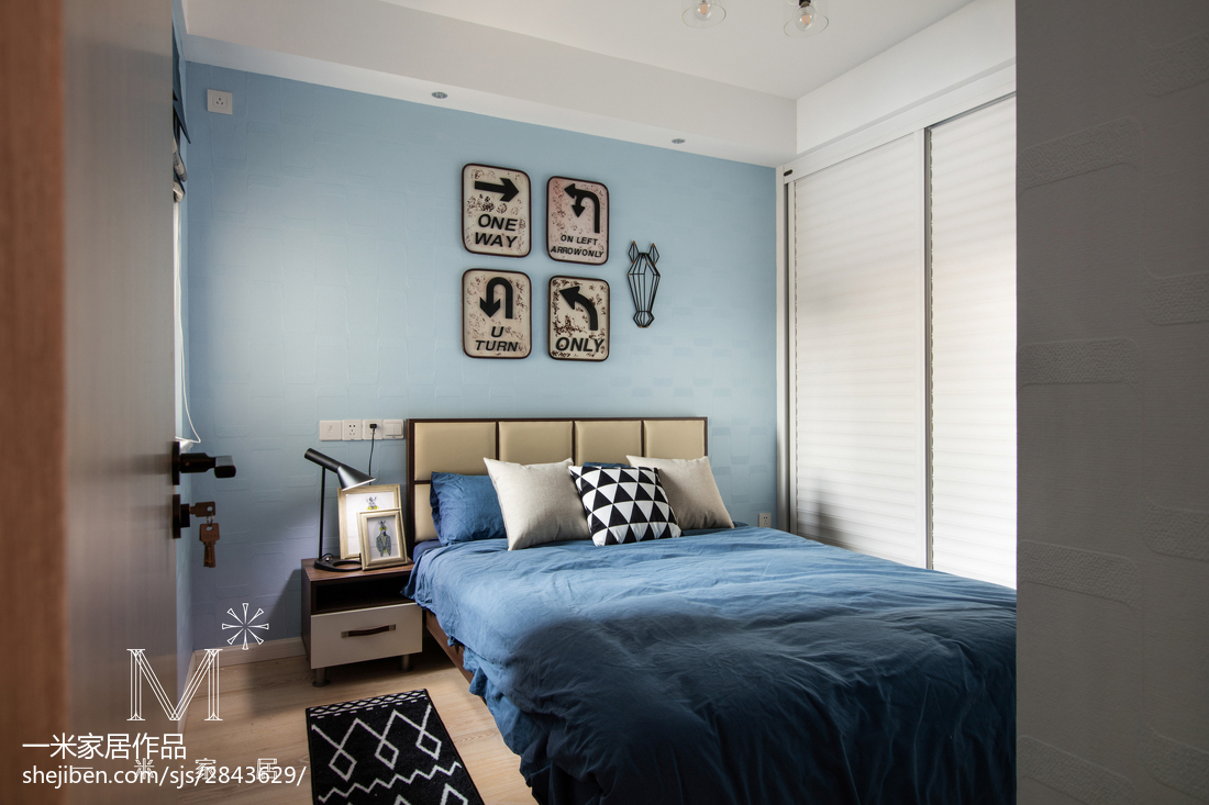 北欧风格蓝色系卧室布置