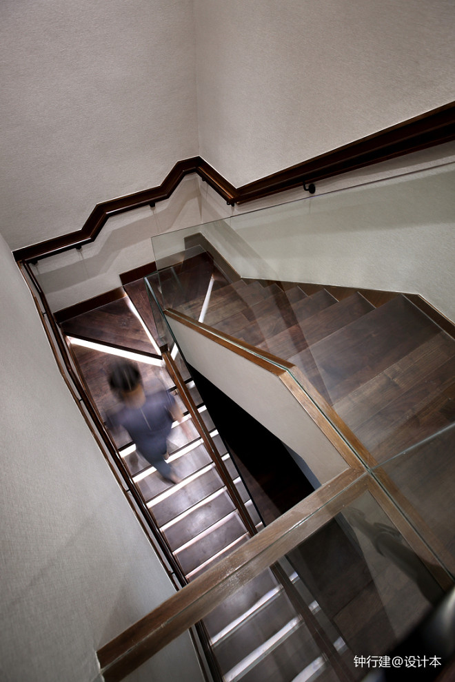 低调现代复式楼梯设计
