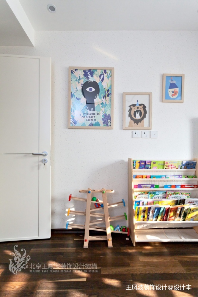 现代风格三居儿童房装饰画图片