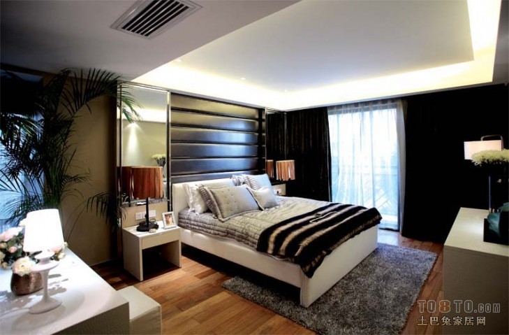 现代风格三居室简单卧室木纹床头背景墙落地窗装修效果图片