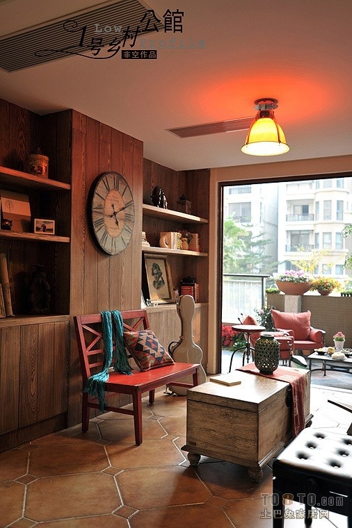 2013美式风格别墅阳台休闲区置物柜桌椅仿古地砖装修效果图片