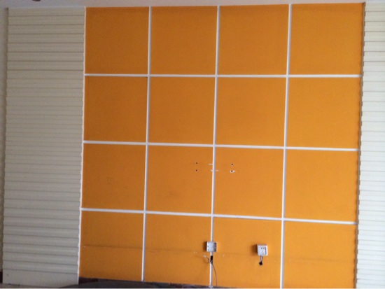 我就是想把电视背景墙的橘红色，换成什么颜色比较好看，墙面的颜色淡黄色，地板砖我是比白色有点黄的颜色