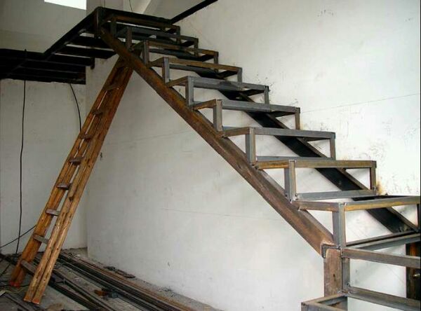 槽钢隔层  用种楼梯  接下来该怎么处理能达到什么效果