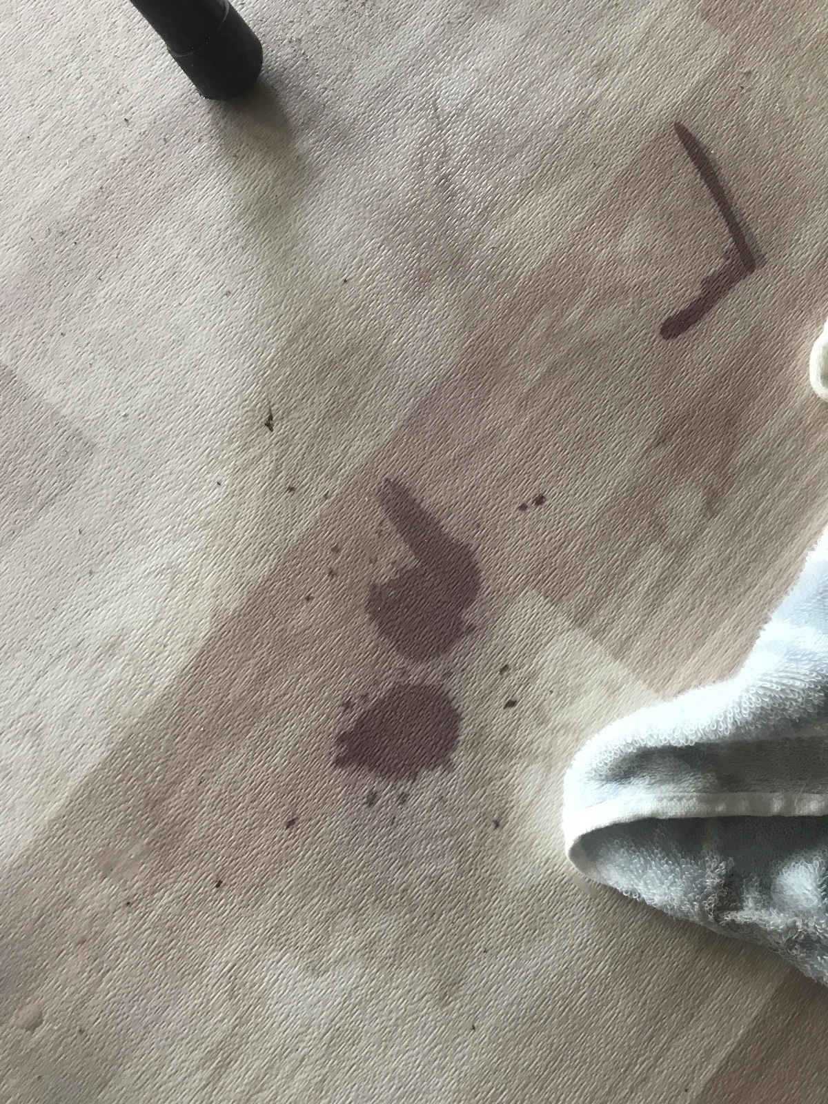 橡胶地毯上弄上油漆怎么处理
